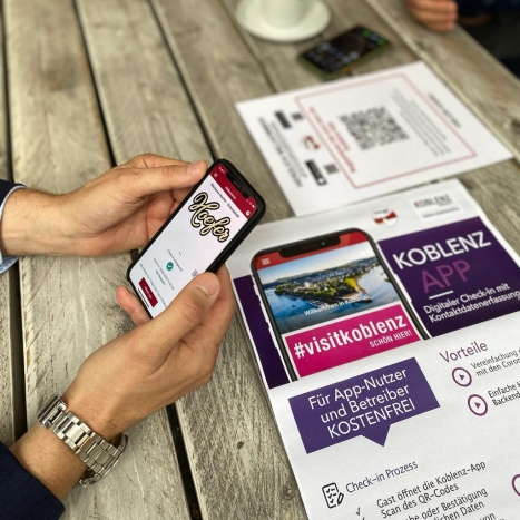Koblenz führt digitale Kontaktdatenerfassung ein - Mit der Check-in-Funktion auf der Koblenz-App können Restaurantgäste ihre Daten per QR-Code hinterlassen; Foto: Koblenz-Stadtmarketing GmbH